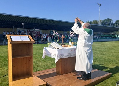 Messe am Fußballplatz 