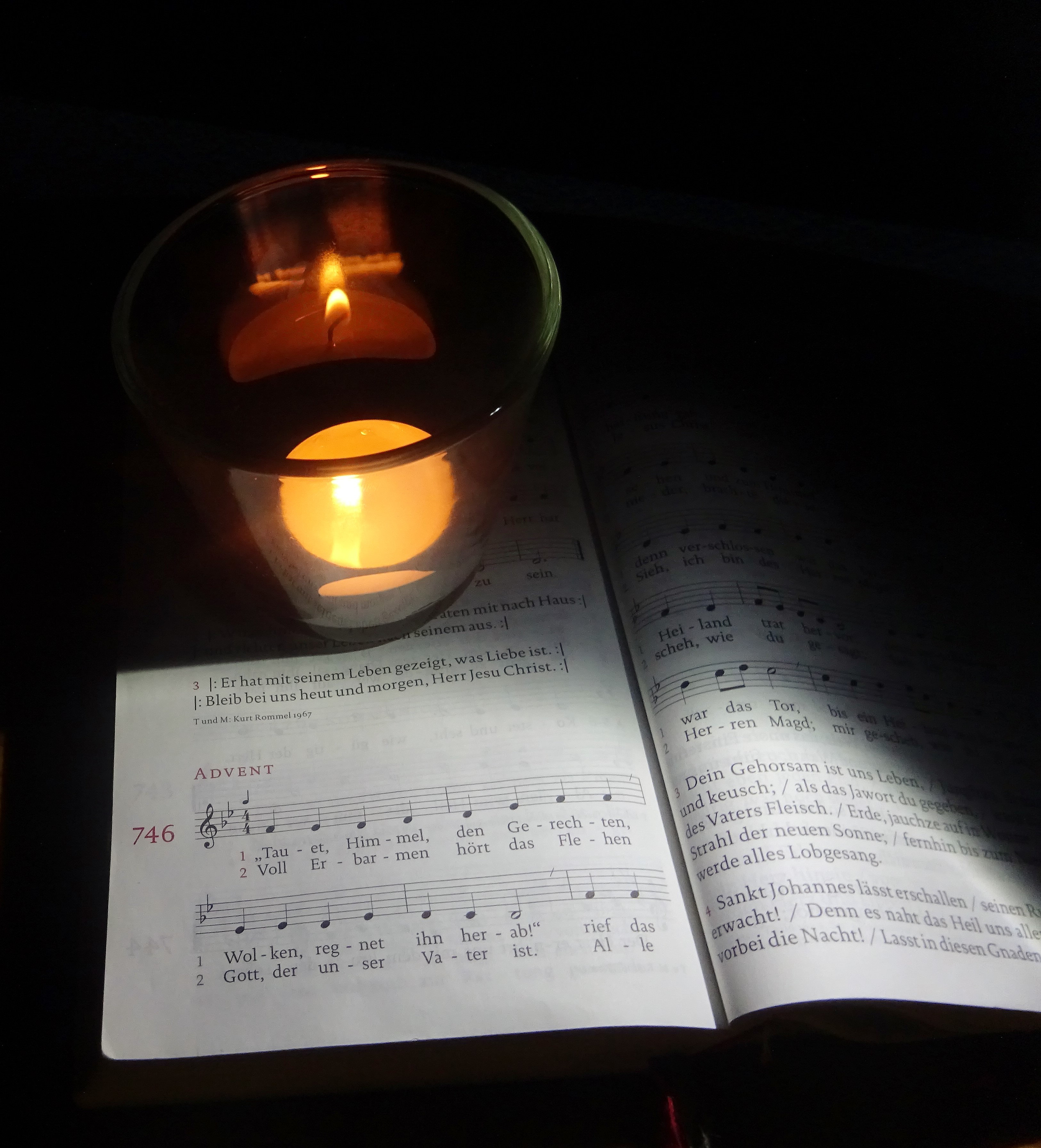 Kerze und Liederbuch