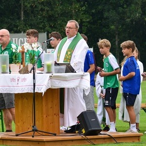 Messe auf dem Fussballplatz