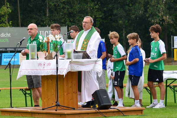 Messe auf dem Fussballplatz