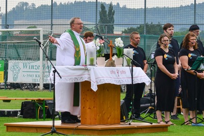 Messe auf dem Fussballplatz