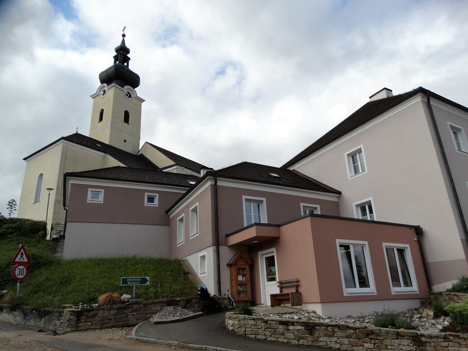 Bibliothek von außen               
