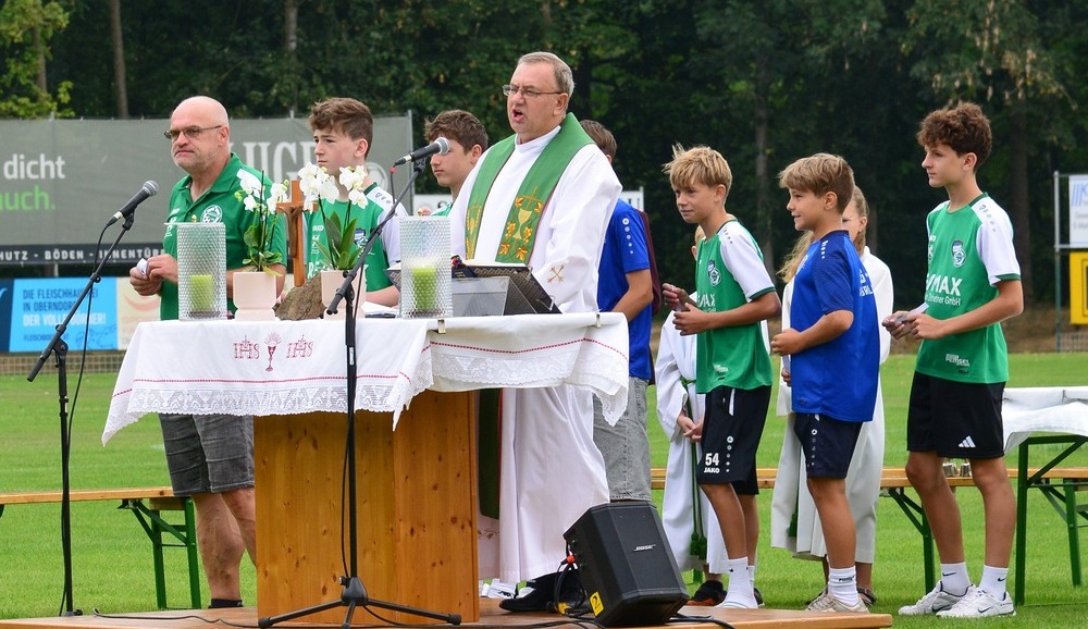Messe auf dem Fussballplatz