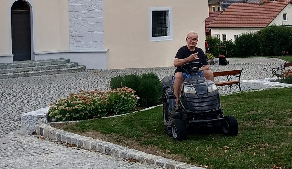 unser fleissiger Rasenmäher